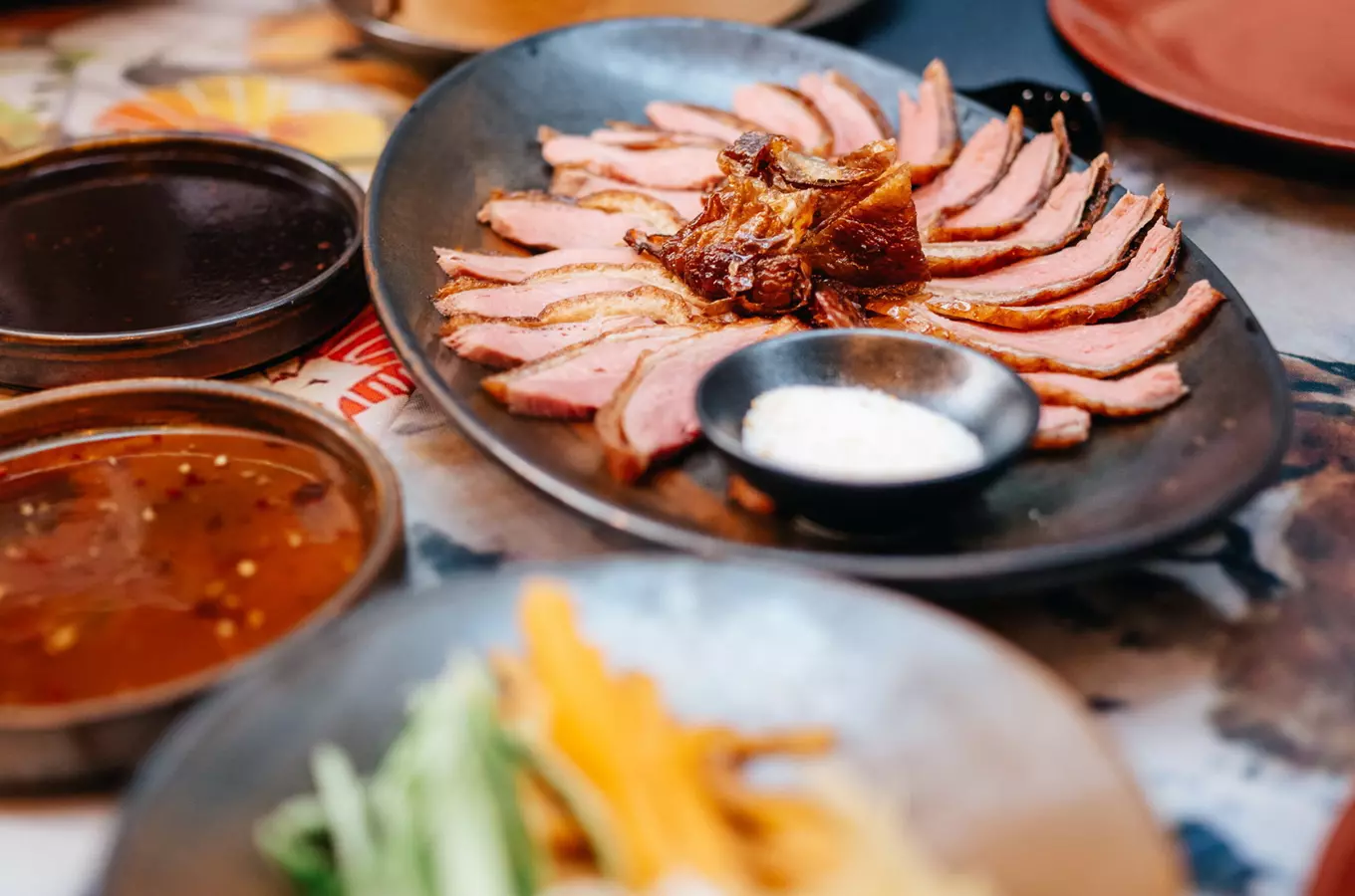 Surové maso s omáčkami v asijské restauraci.