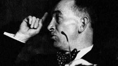 Portrét prvního československého prezidenta Edvarda Beneše s monoklem.