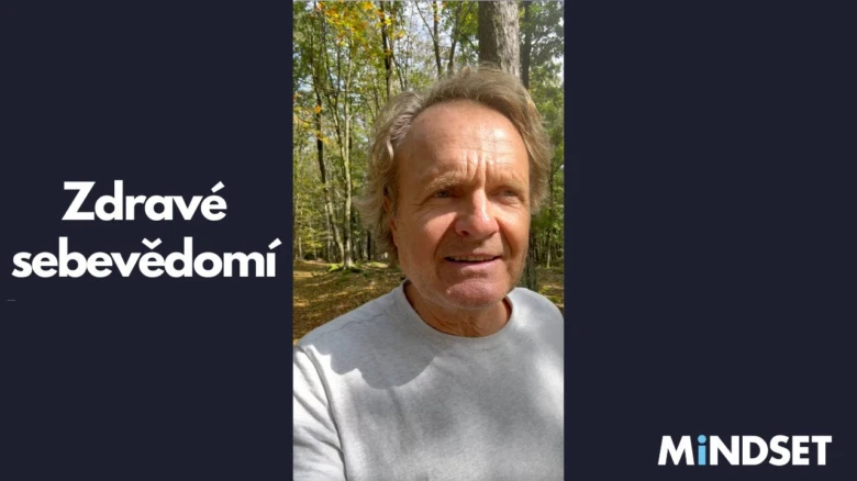 Muž v lese s českým nápisem o zdravém sebevědomí.
