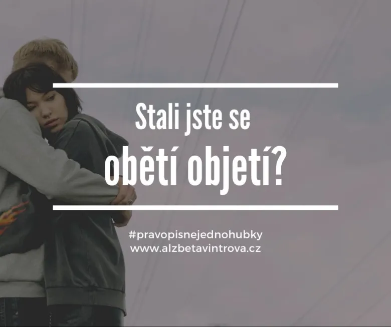 Dva lidé se objímají s českým textem o oběti a objetí.