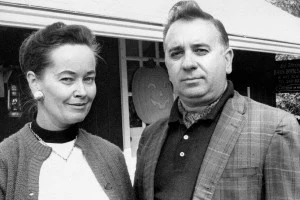 Černobílá fotografie Warrena a Loraine Edwars stojících vedle sebe.