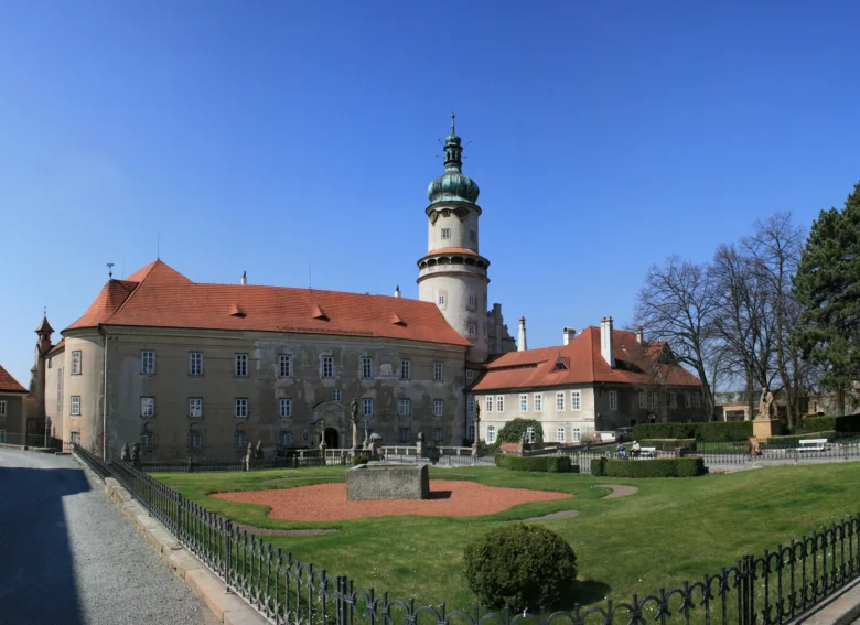 Zámek v Kunštatě nad Metují s věží na slunečný den.