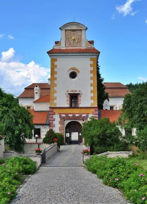 Vstupní brána zámku Kratochvíle v Netolicích s kamennou dlažbou.