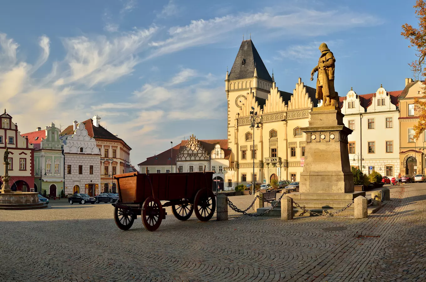 Náměstí v Tábore s radnicí, pomníkem Jana Žižky a starým vozem.