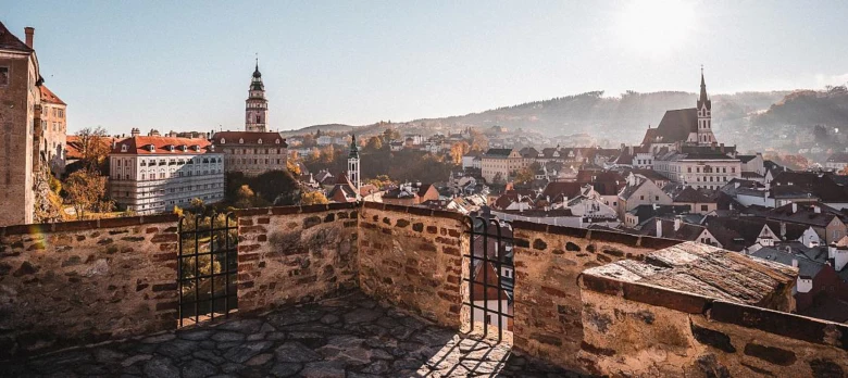 Pohled na historické centrum Ceskeho Krumlova ze zdi.