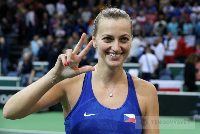 Petra Kvitová vítězně ukazuje pět prstů na tenisovém turnaji.