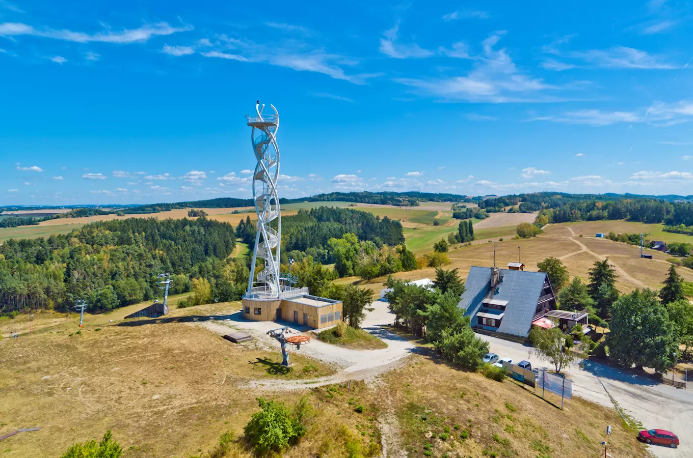 Výhledová rozhledna na kopci s panoramatickým výhledem do krajiny.