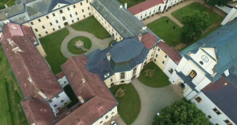 Pohled na historické zámek s dvorym a zahradami.