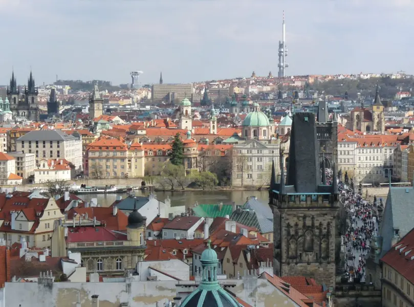 Pohled na historické centrum Prahy s mostem Karlovým.