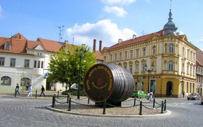 Velká dřevěná sudek v náměstí Žatce jako památka.
