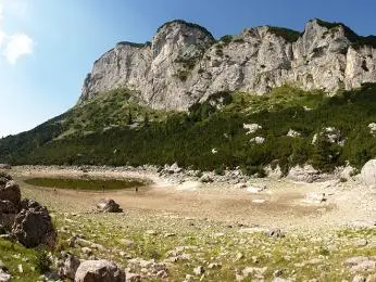 Pohled na skalní hory s jezerem v Černé hoře.