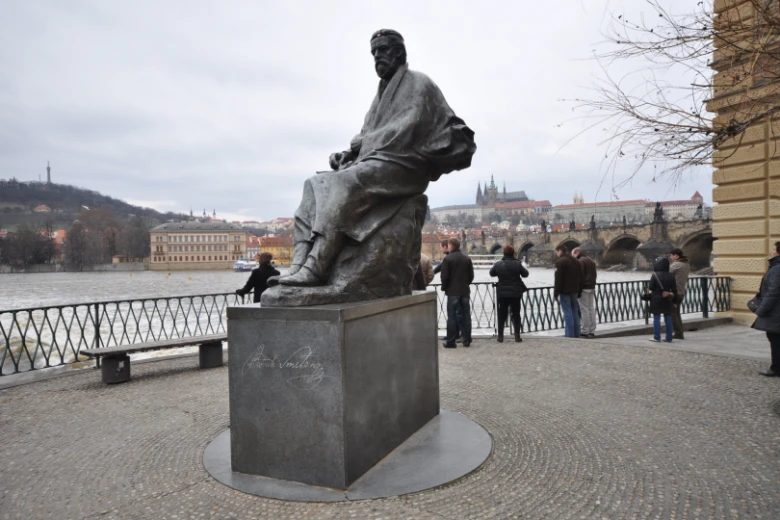 Socha Bedřicha Smetany na mostě Karlov v Praze.