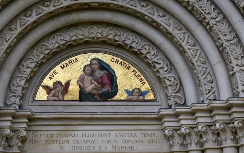 Mosaik Panny Marie s Ježíšem v kamenném oblouku.
