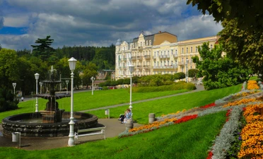 Pohled na lázeňské město Mariánské Lázně s hotelem a parkem.