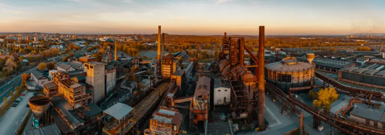 Pohled na opuštěný průmyslový areál v Moravskoslezském kraji.