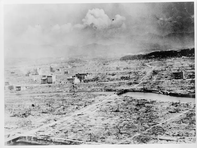 Zničené město Hirosima po atomovém bombardování s dýmícími se budovami.