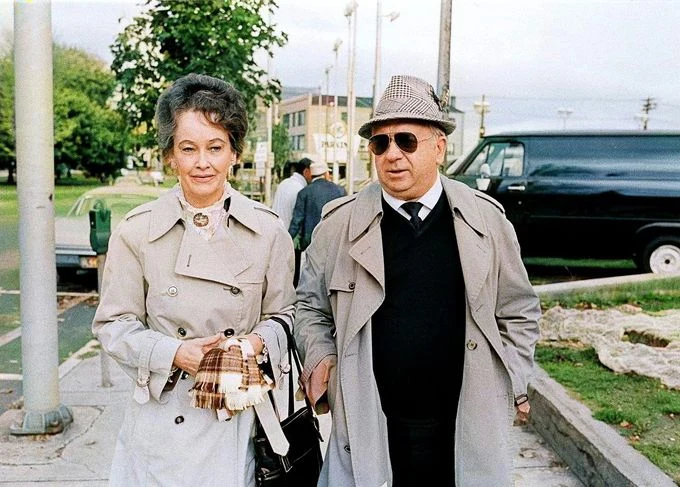 Warren Beatty s manželka Lorraine sedí na lavičce venku.