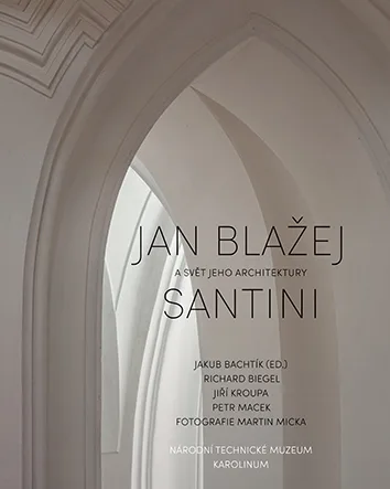 Interiér kostela s gotickými oblouky z knihy o architektovi.