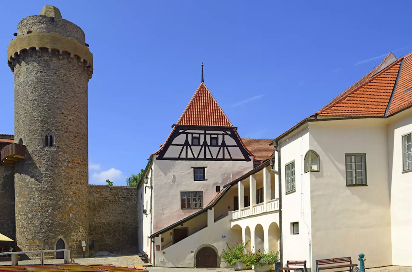 Dvůr hradu v Strakonicích s věží a historickými budovami.