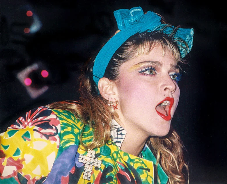 Madonna v barevném oblečení s modrou šátkem z osmdesátých let.