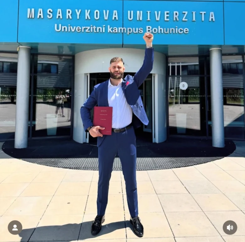 Jiří Procházka s diplomem před Univerzitou Masarykovy v Bohunici.