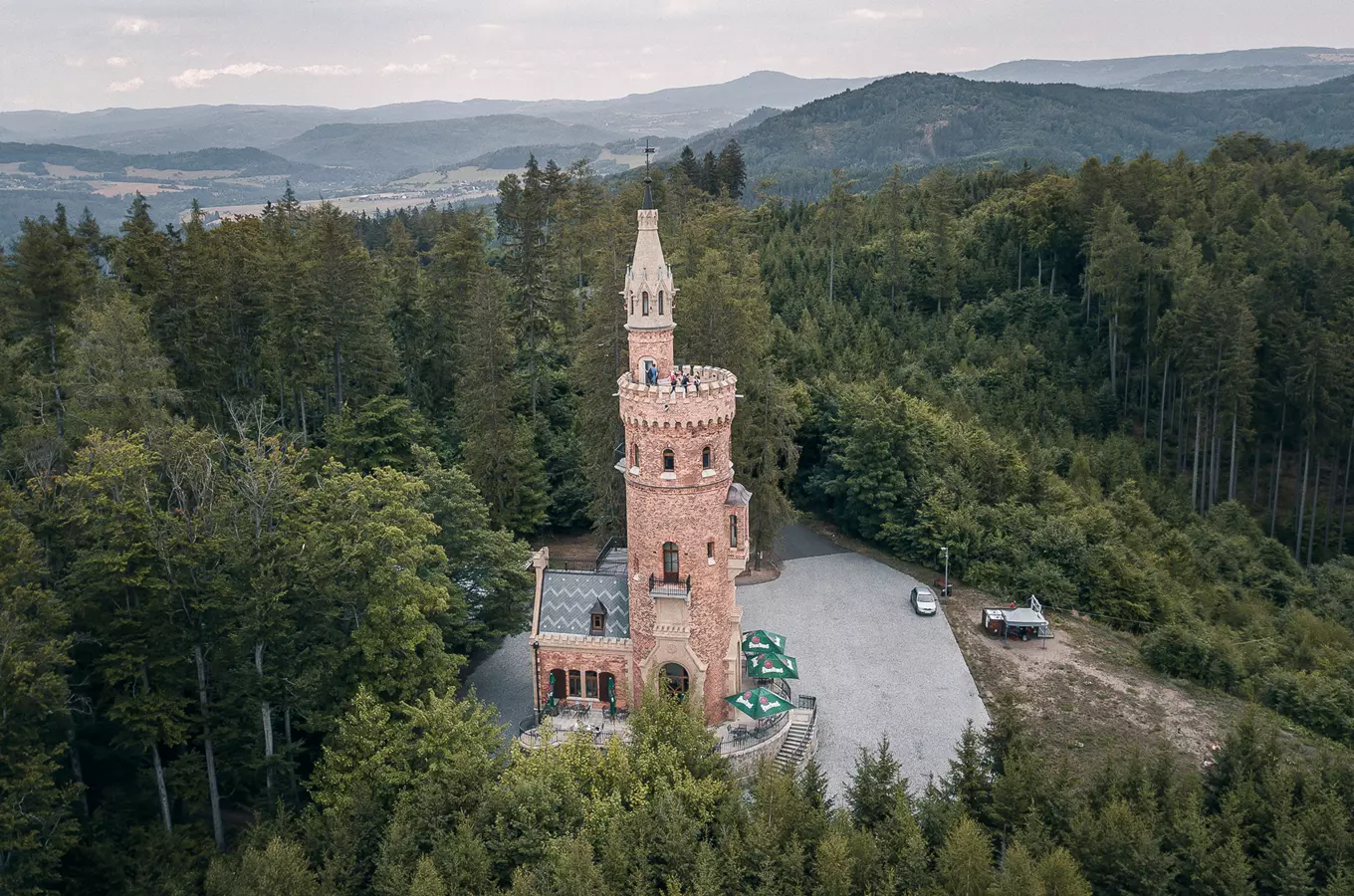 Výhledová věž Goetheho v Karlových Varech obklopená lesy.