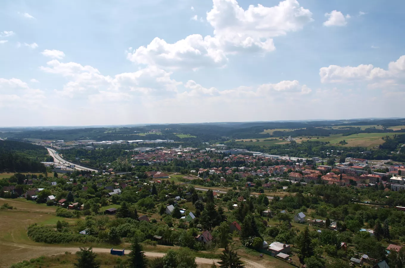 Pohled z rozhledny na město Velké Meziříčí a okolní krajinu.
