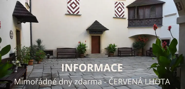 Dvůr zámku Červená Lhota s lavičkami a květinami.