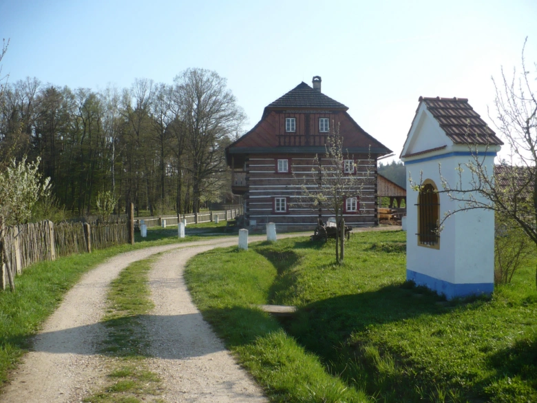 Tradiční dřevěný dům s kaplí v Podorlickém skanzenu Krňovice.