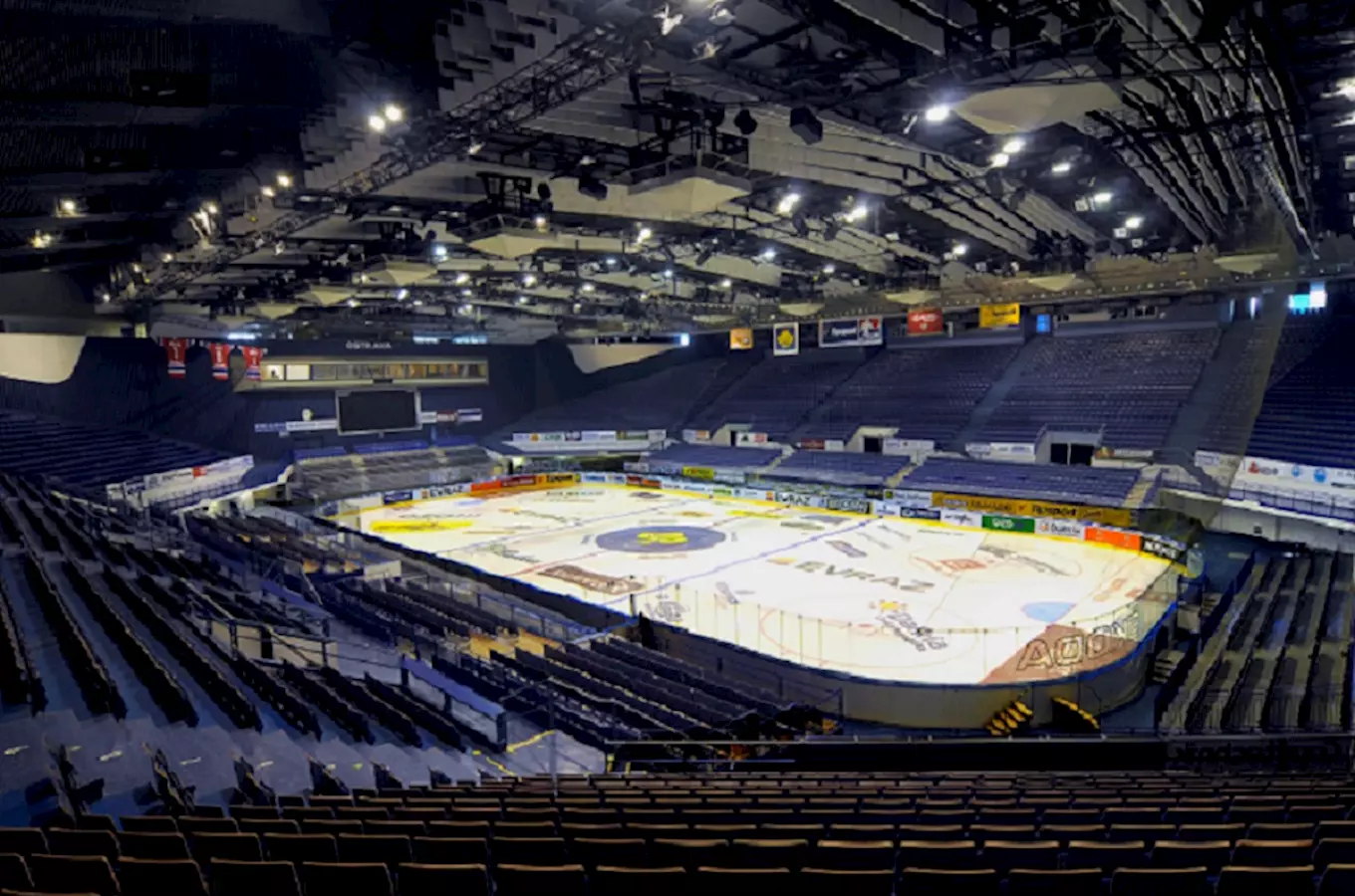 Prázdná ledová plocha v Ostravar Areně s tribunami.