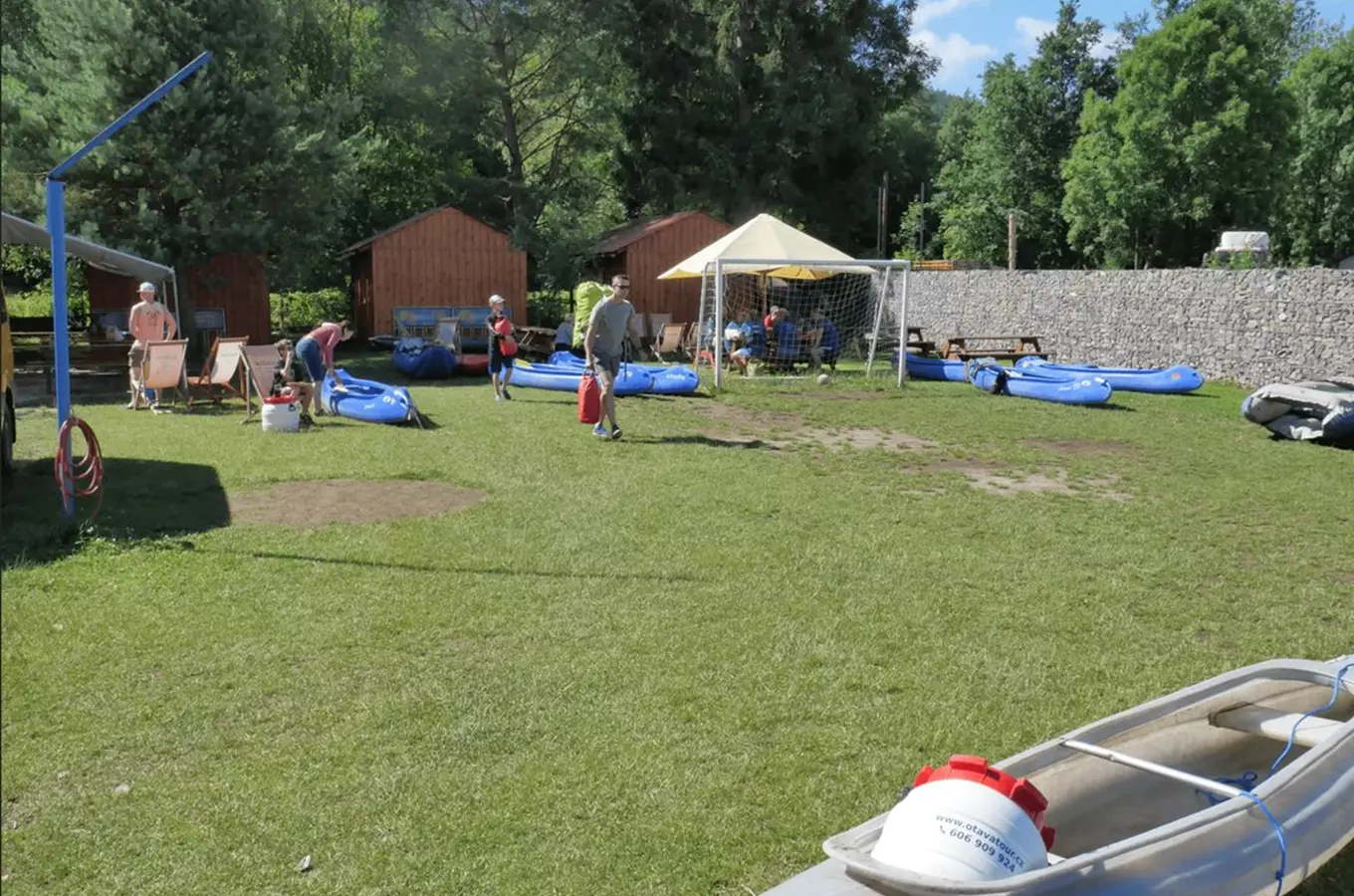 Kempování s kajaky v areálu u řeky nebo jezera.