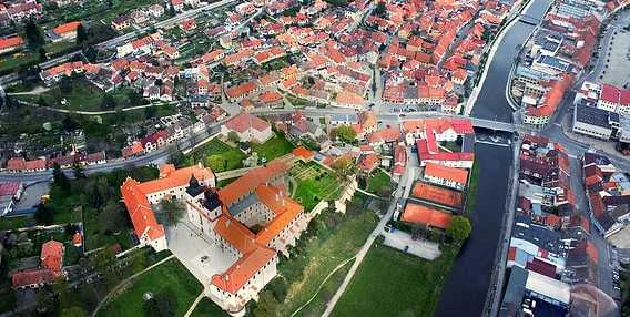 Vzdušný pohled na město Třebíč s klášterem a řekou.