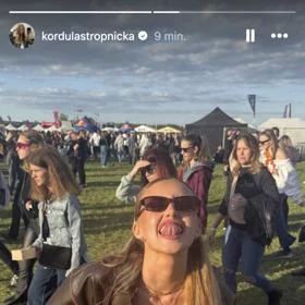 Kordula Stropnická na festivale v davu lidí venku.