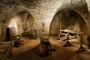 Historický hrad Svojanov s mučebním zařízením v kamenné místnosti.