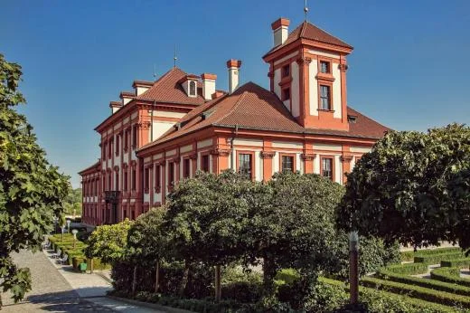 Fotografie Trojského zámku v Praze s okolní zahradou.