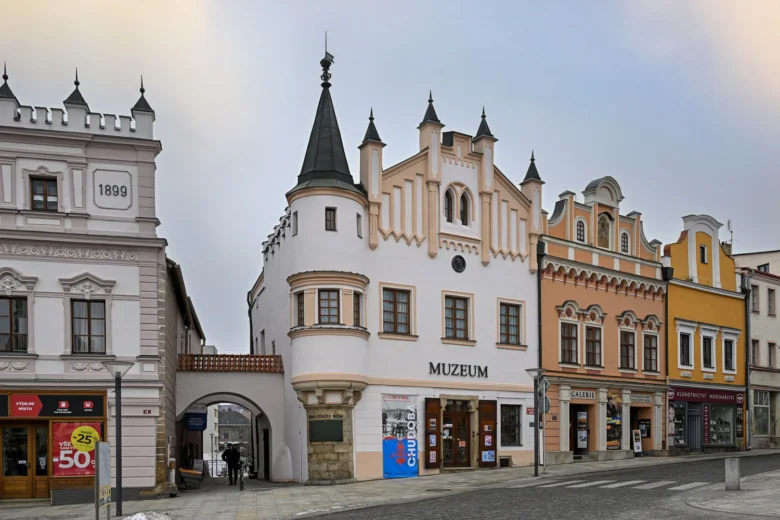 Historické budovy na náměstí v Kyjově s muzeem.