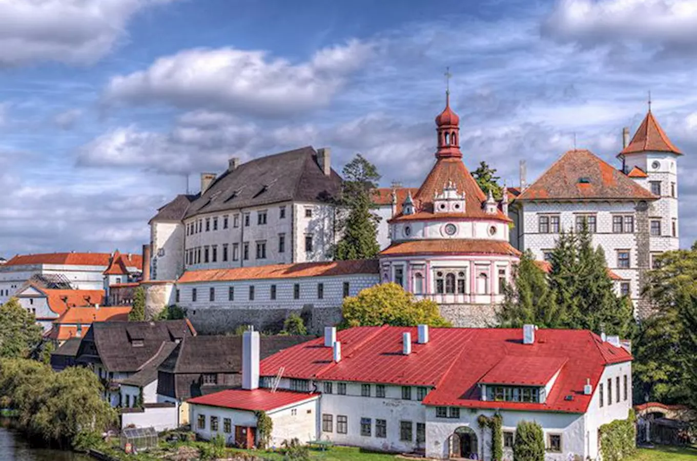 Zámek a klášter v Jindřichově Hradišti pod modrou oblohou.
