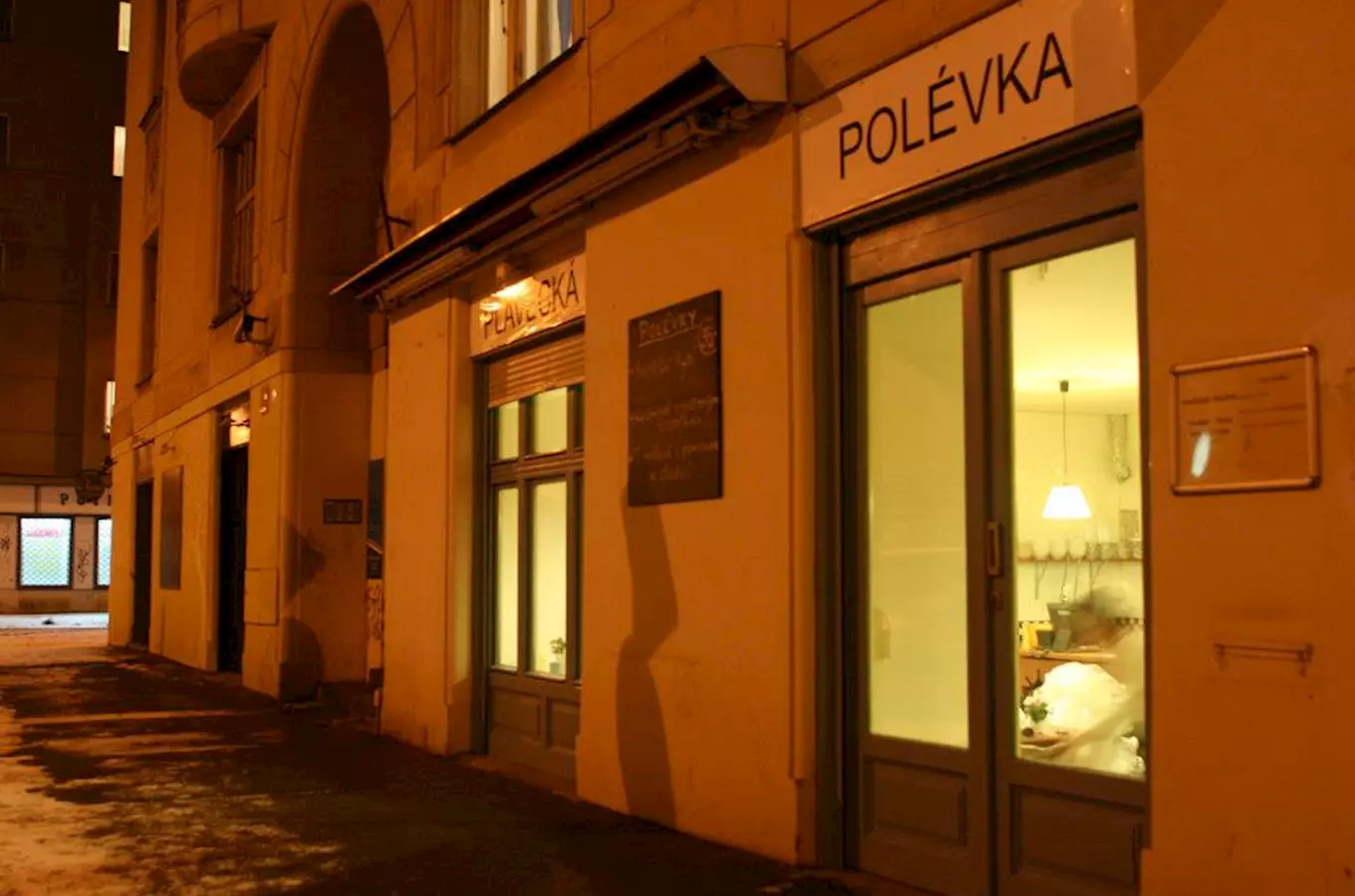 Vstup do restaurace Polévka s výrazným nápisem nad dveřmi.