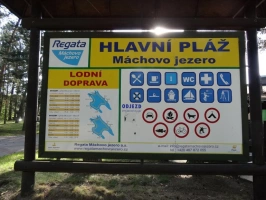 Informační tabule hlavní pláže u Machova jezera s pravidly.