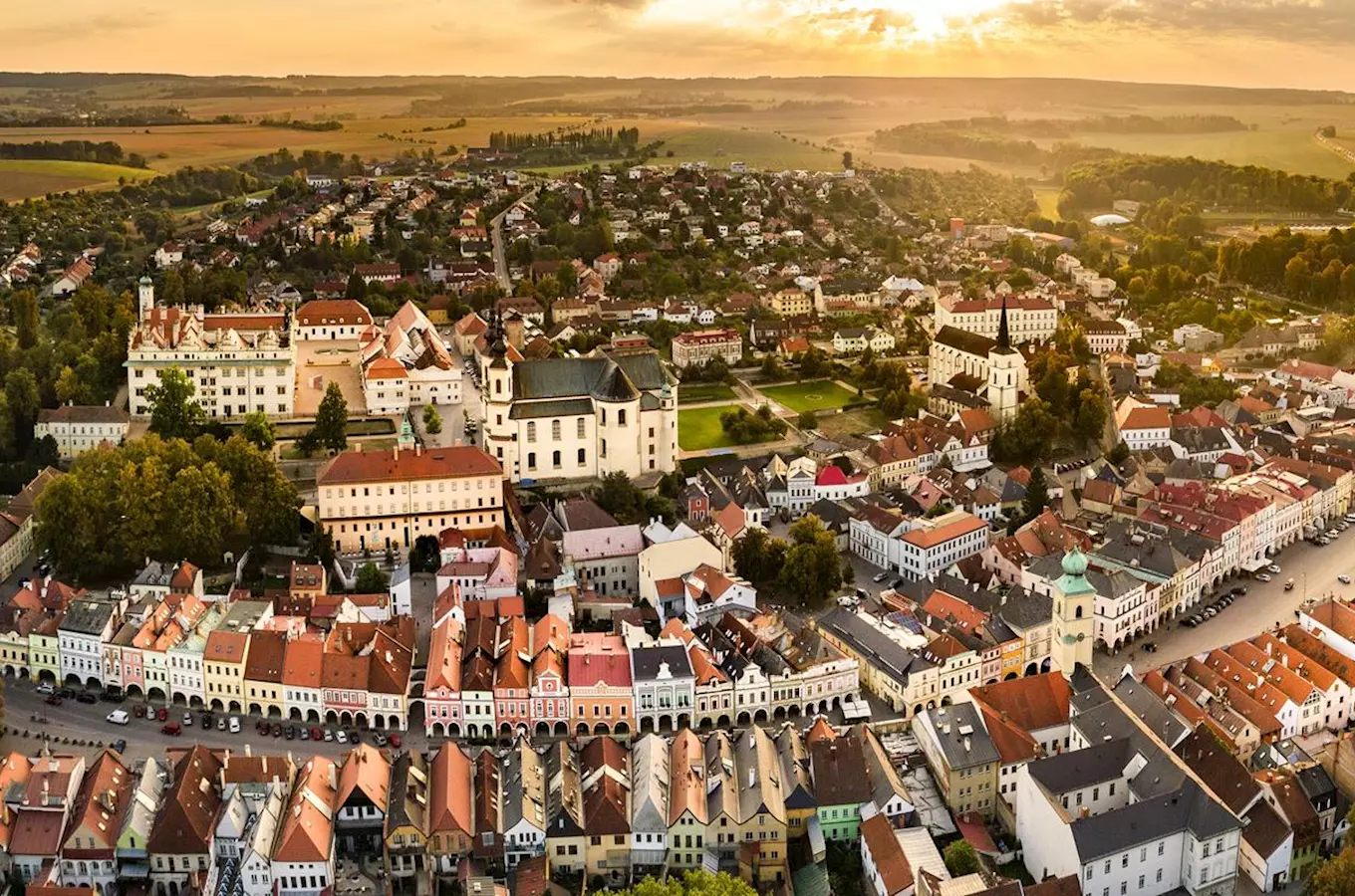 Vzdušní pohled na historické centrum města Litomyšl s kostely a hradem při západu slunce.