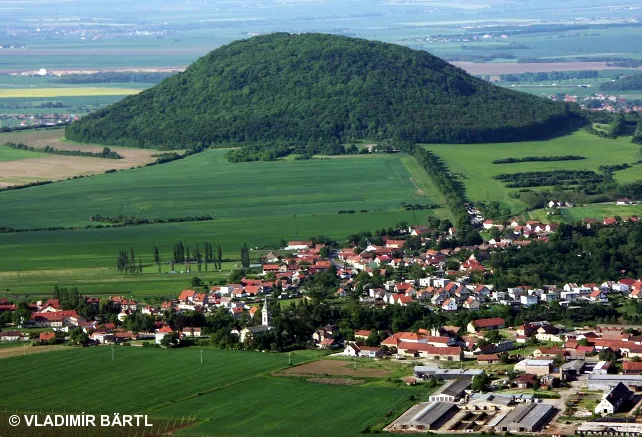 Zelená hora nad vesnicí v české krajině