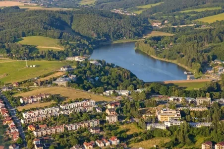 Luhačovická přehrada s okolními lesy a vesnicemi z výšky.