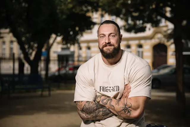 Portrét Jakuba Enzla s vousanou v parku.