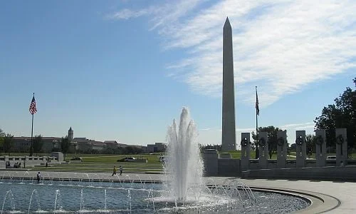 Fontána před pomníkem Georgeho Washingtona v hlavním městě USA.