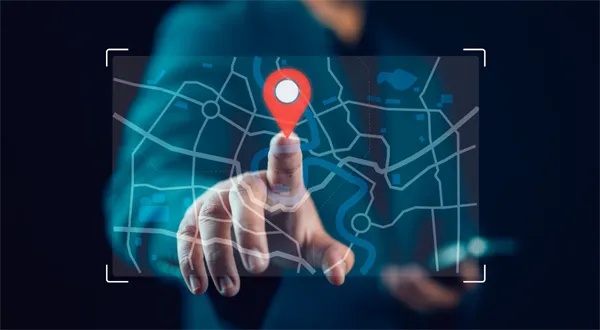 Ruka dotýká digitální značky na virtuální mapě města.