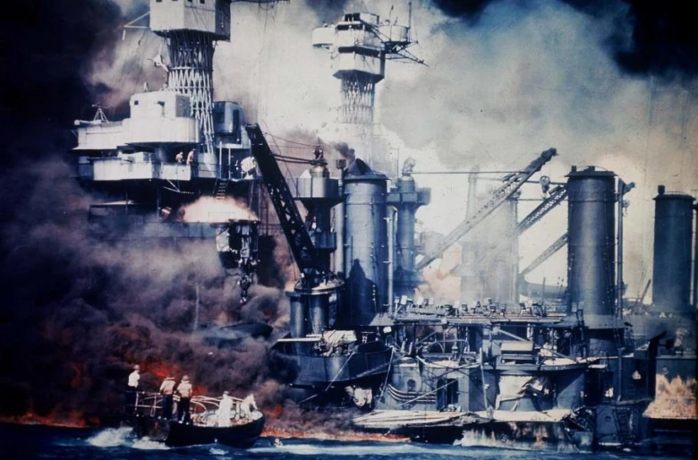 Zničený americký bitevní křižník USS Arizona v plamenech.