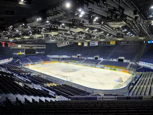 Prázdný ledový hokejový stadion Ostravar Arena s tribunami.