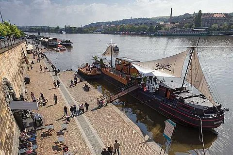 Historické centrum Prahy s lodí na řece Vltavě.