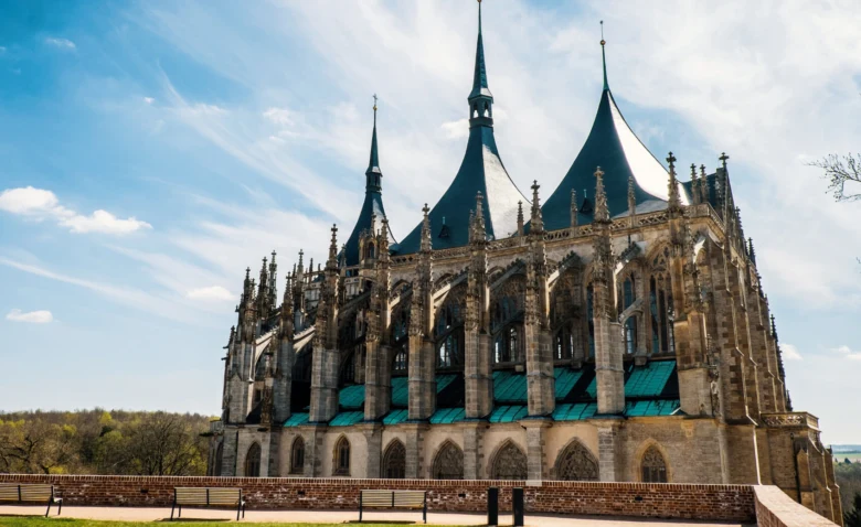 Katedrála svatého Víta v Praze na pozadí modré oblohy.