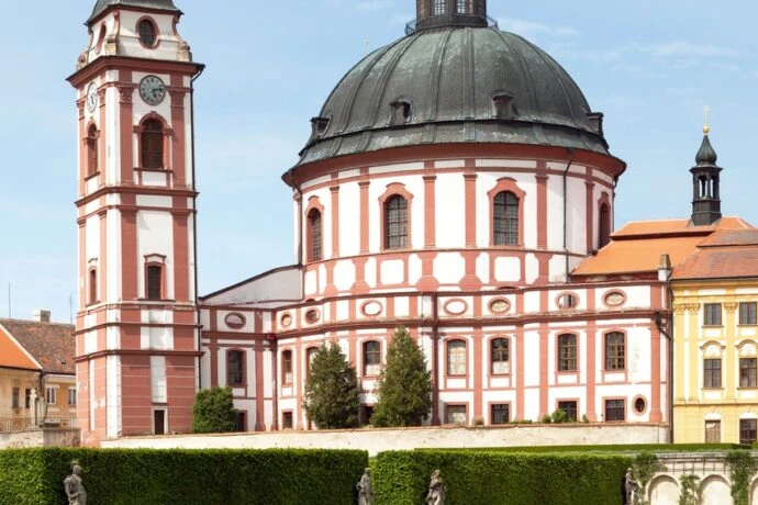 Bazilika v Třebíči s charakteristickou kupolí a věží.